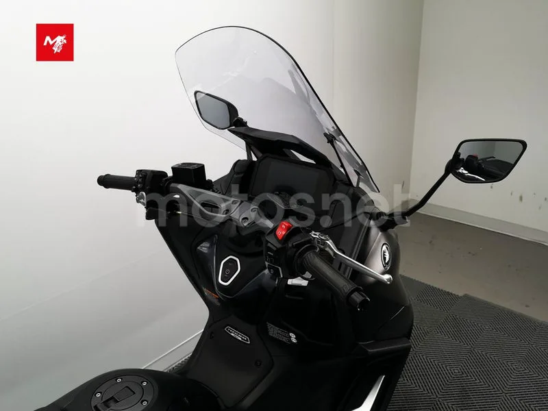Yamaha TMAX - Vista 8