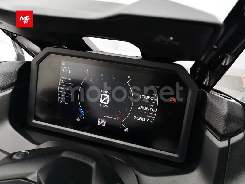 Yamaha TMAX - Vista 9