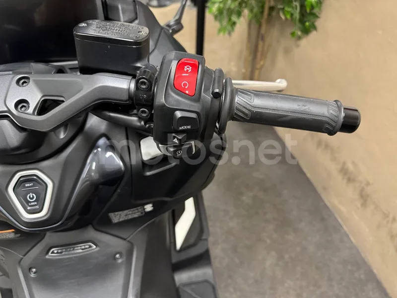 Yamaha TMAX - Vista 11