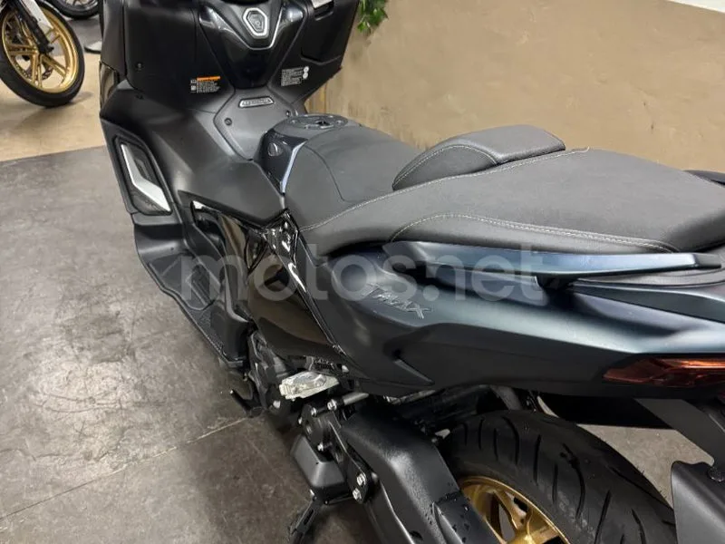 Yamaha TMAX - Vista 12