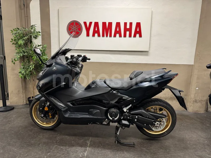 Yamaha TMAX - Vista 4