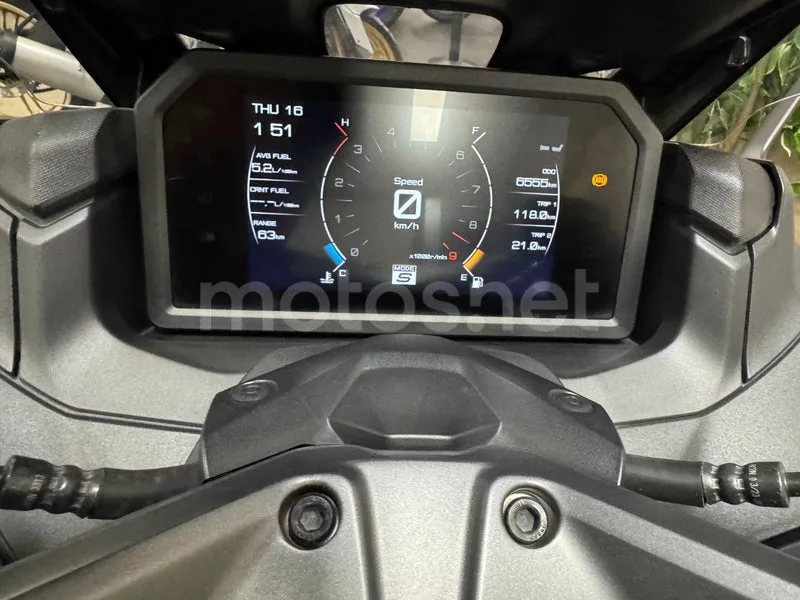 Yamaha TMAX - Vista 6