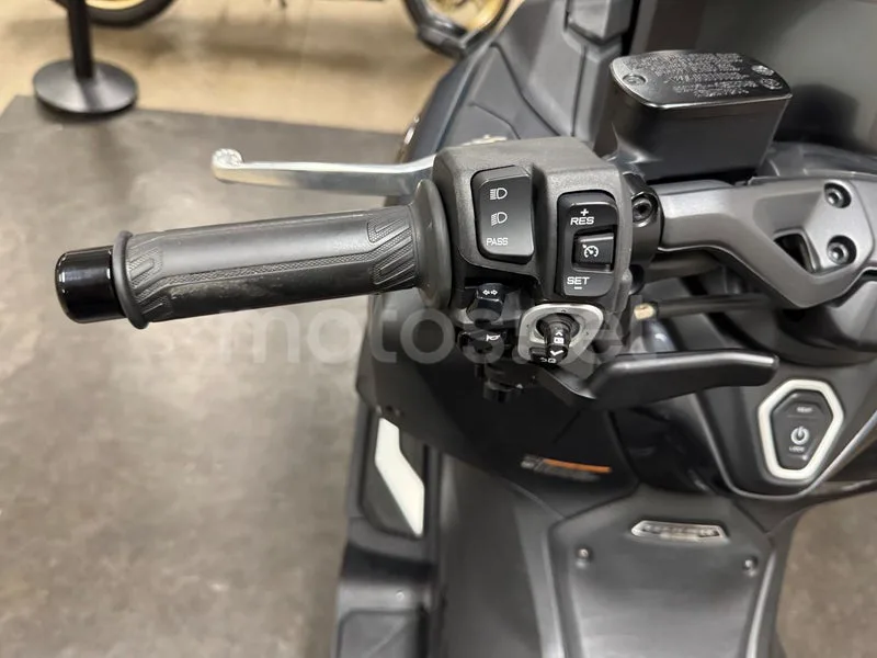 Yamaha TMAX - Vista 9