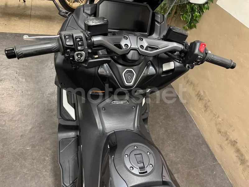 Yamaha TMAX - Vista 10