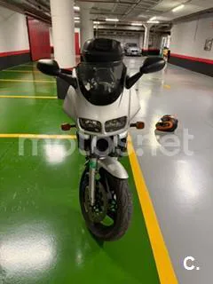 Yamaha FZS600 Fazer - Vista 4