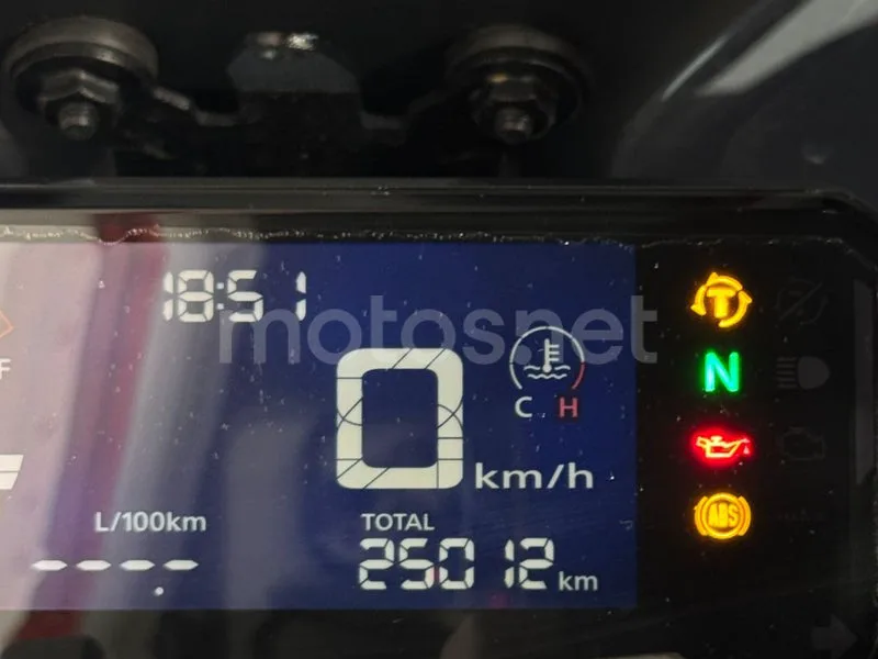 Honda CB650R - Vista 14