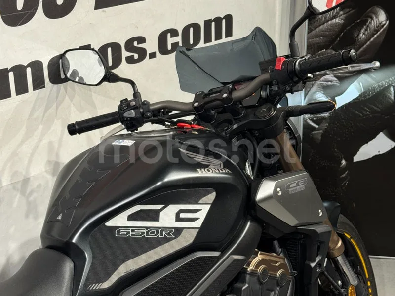 Honda CB650R - Vista 8