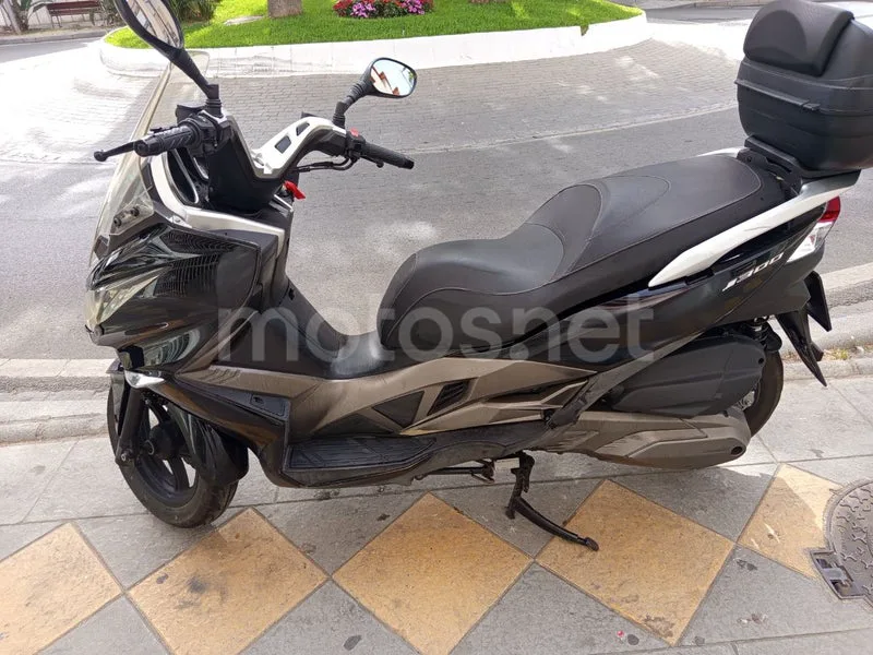 Kawasaki J300 - Vista 3