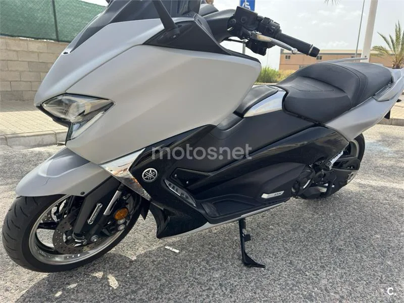 Yamaha TMAX - Vista 12