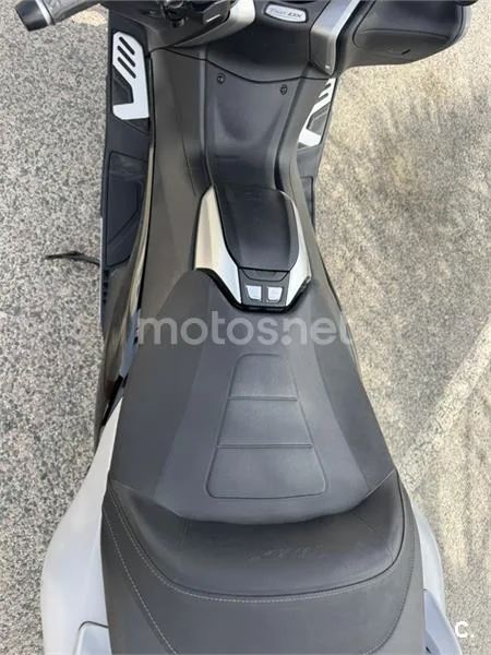 Yamaha TMAX - Vista 4