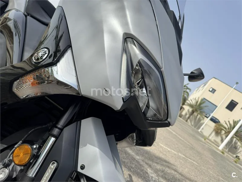 Yamaha TMAX - Vista 8