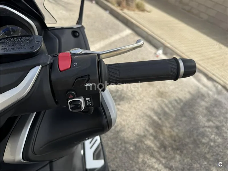 Yamaha TMAX - Vista 9