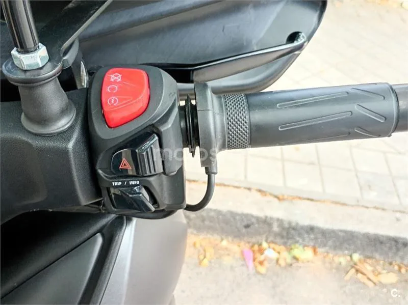 Yamaha XMAX 400 - Vista 5