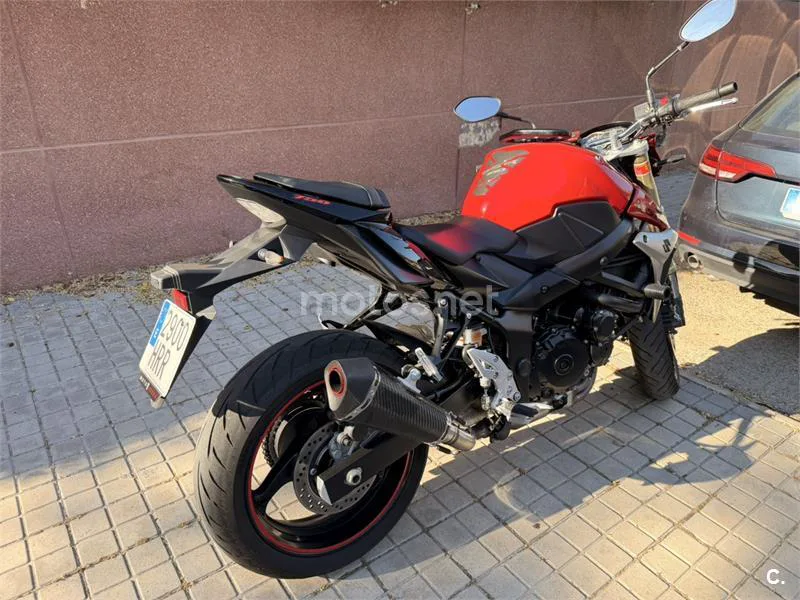 Suzuki GSR750 - Vista 6