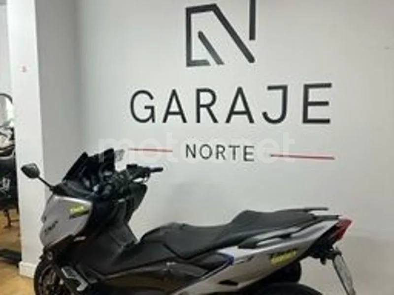 Yamaha TMAX 560 - Vista 4