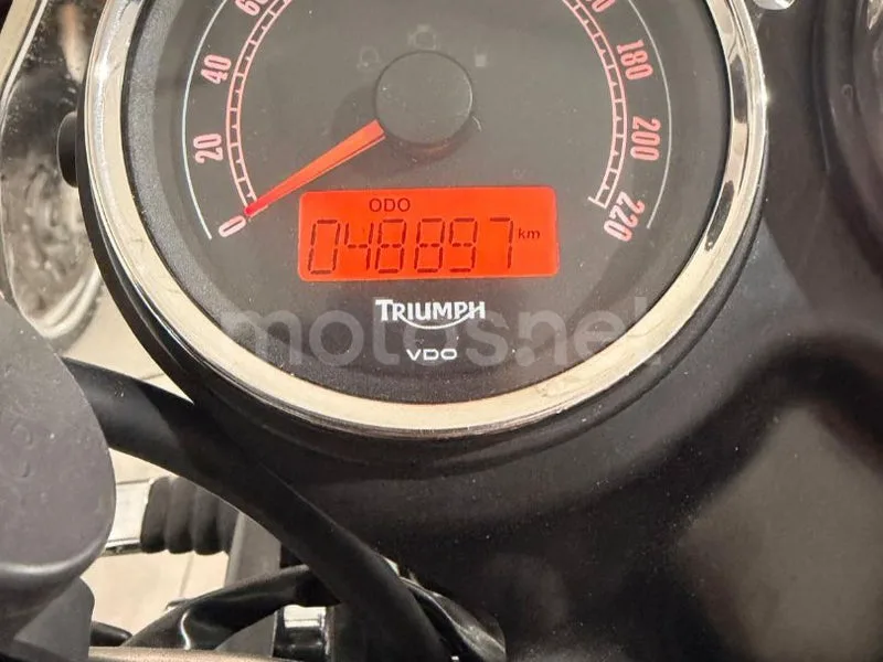 Triumph Bonneville T100 - Vista 5