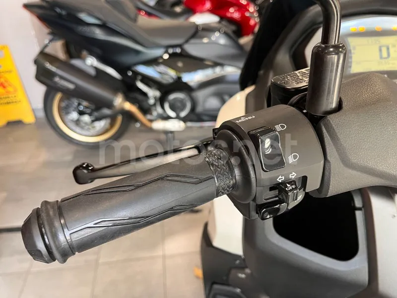 Yamaha NMAX - Vista 9