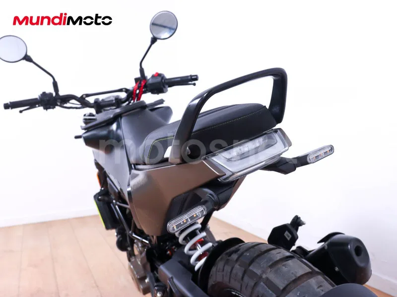 Husqvarna Svartpilen 401 - Vista 9