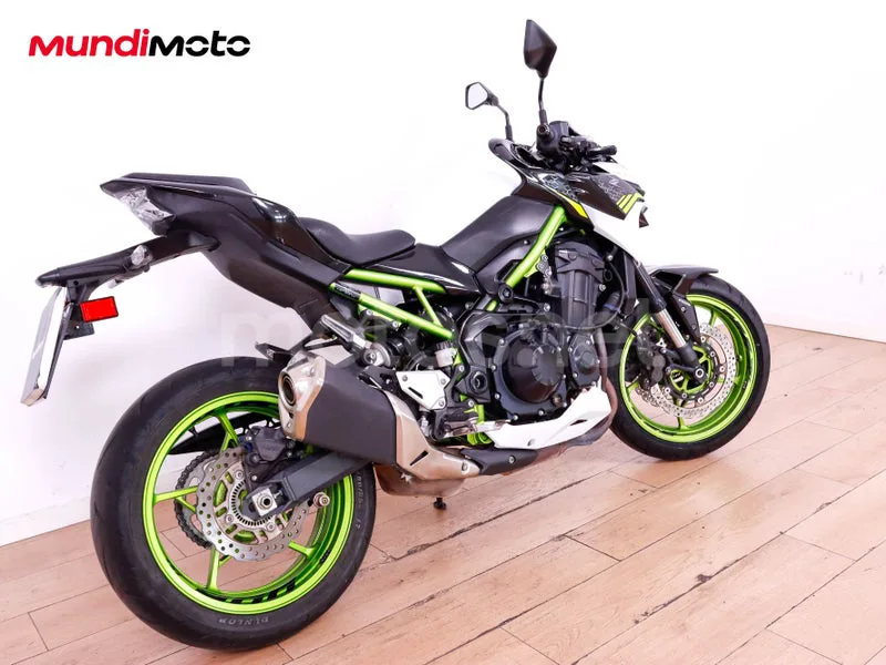 Kawasaki Z900 - Vista 3