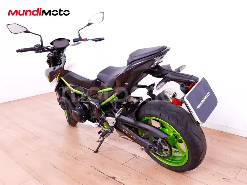 Kawasaki Z900 - Vista 8