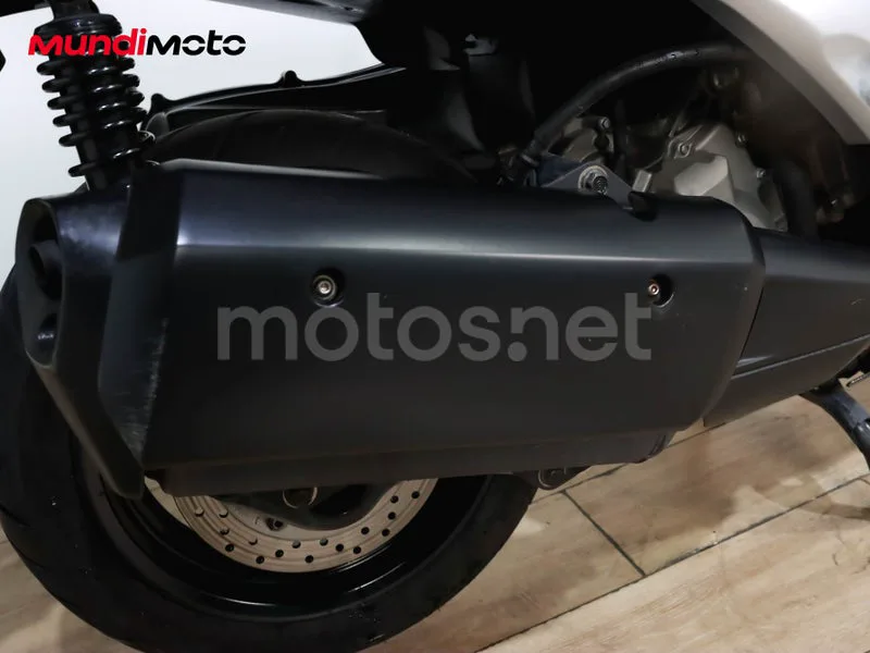 Yamaha XMAX 300 - Vista 32
