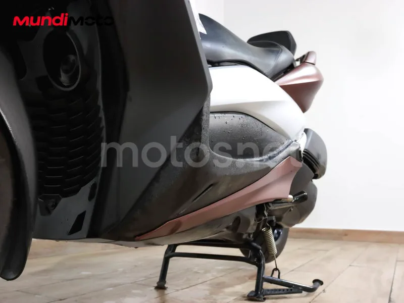 Yamaha XMAX 300 - Vista 10