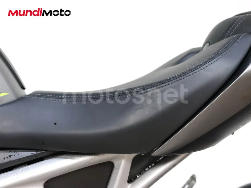 Triumph Speed Triple - Vista 15