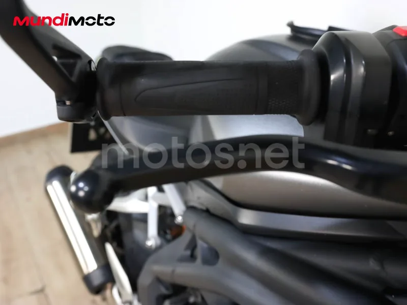 Triumph Speed Triple - Vista 16