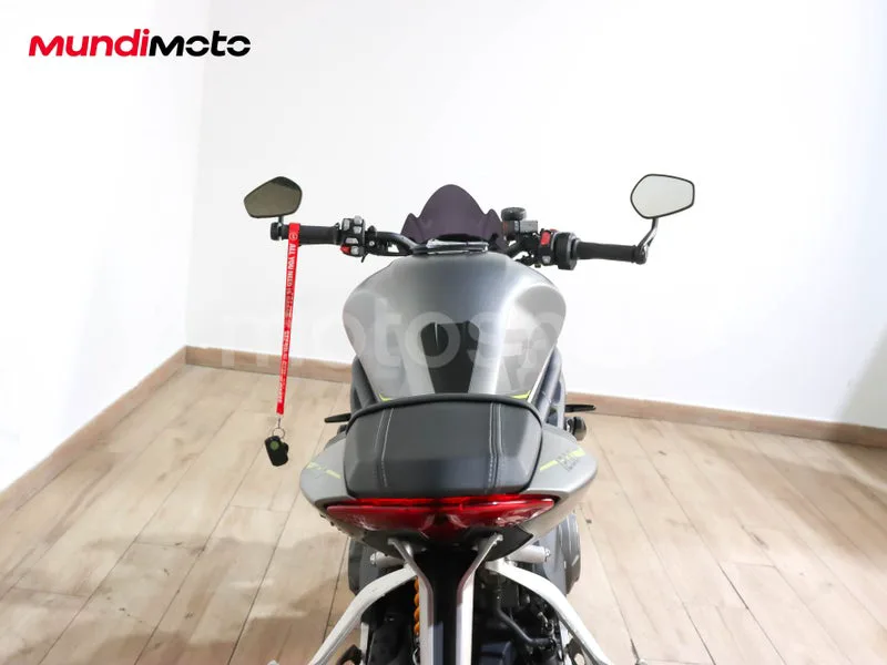 Triumph Speed Triple - Vista 4