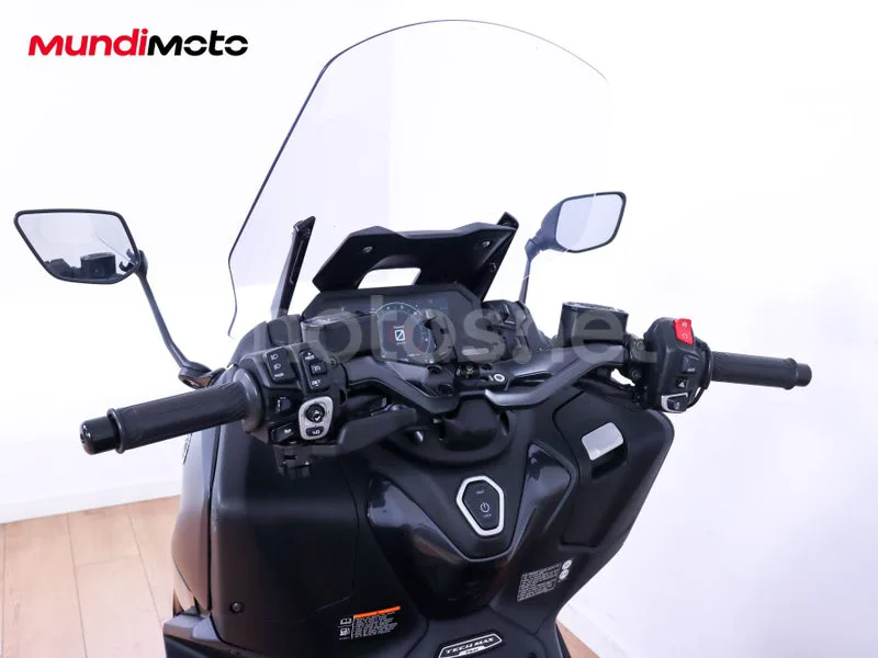 Yamaha TMAX - Vista 11