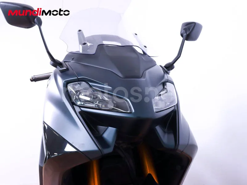 Yamaha TMAX - Vista 5