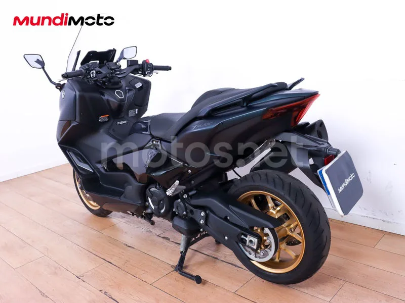 Yamaha TMAX - Vista 8