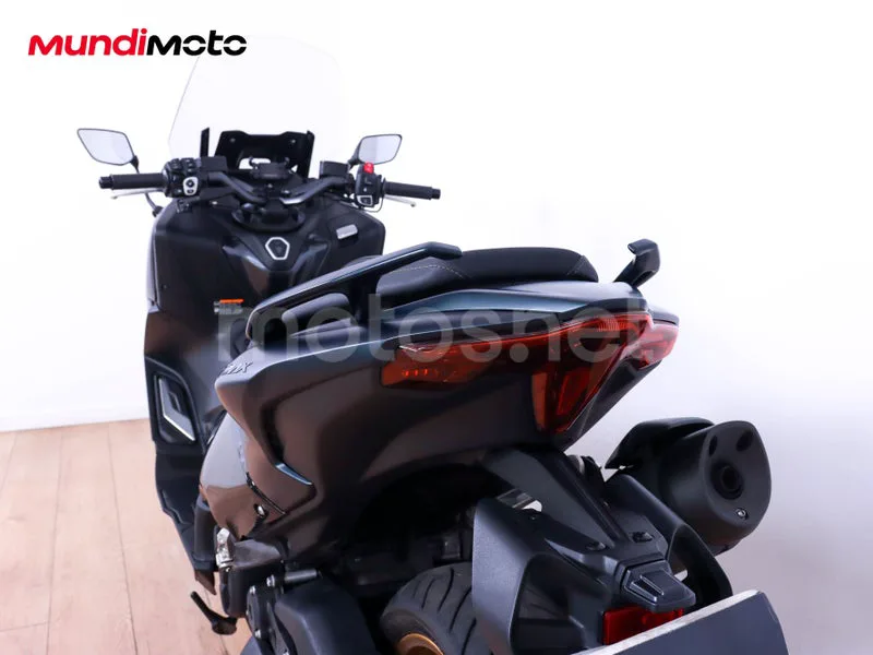 Yamaha TMAX - Vista 9