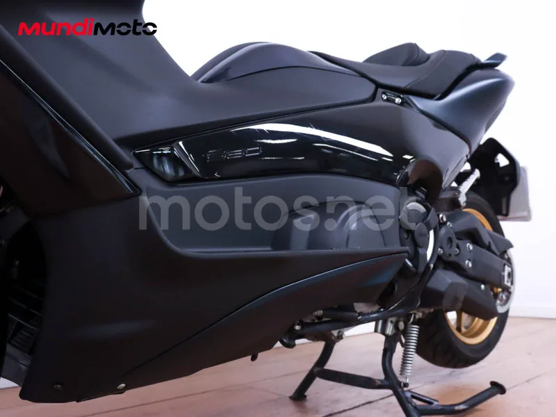 Yamaha TMAX - Vista 10