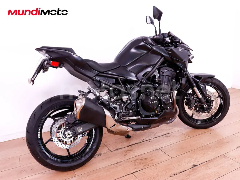 Kawasaki Z900 - Vista 3