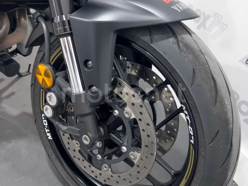 Yamaha MT-07 - Vista 16