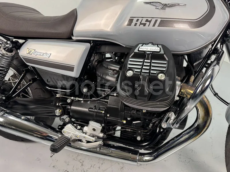 Moto Guzzi V7 - Vista 13