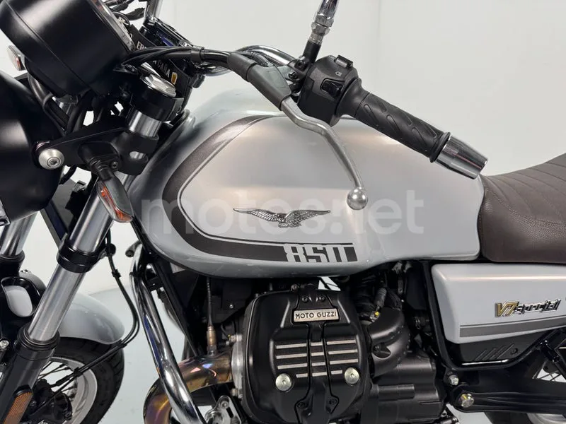 Moto Guzzi V7 - Vista 4