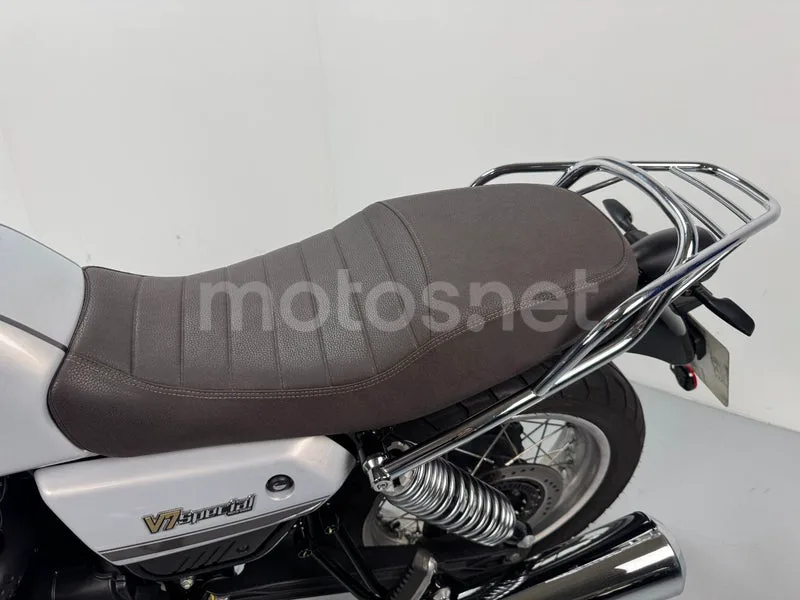 Moto Guzzi V7 - Vista 8