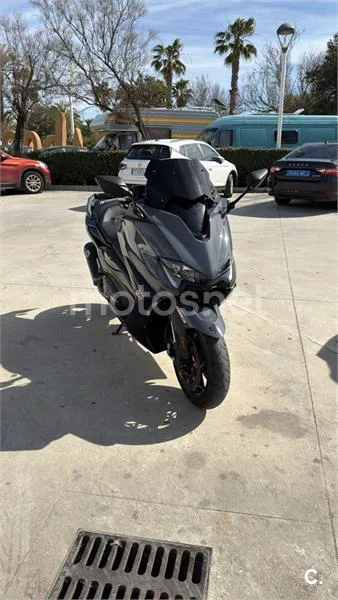 Yamaha TMAX - Vista 4