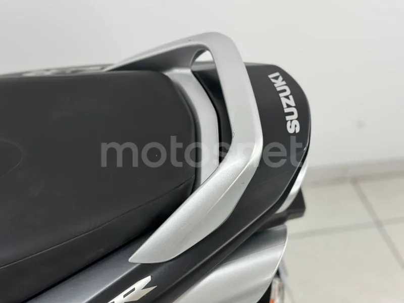 Suzuki GSR600 - Vista 17