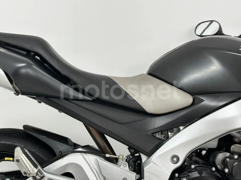 Suzuki GSR600 - Vista 25
