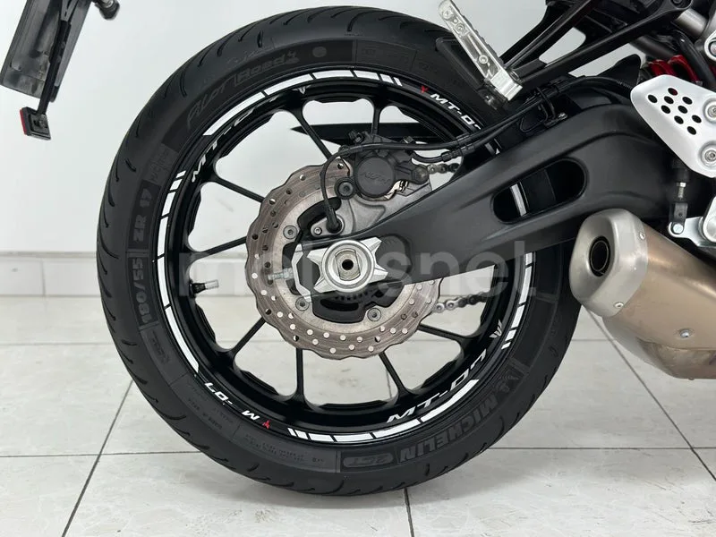 Yamaha MT-07 - Vista 9