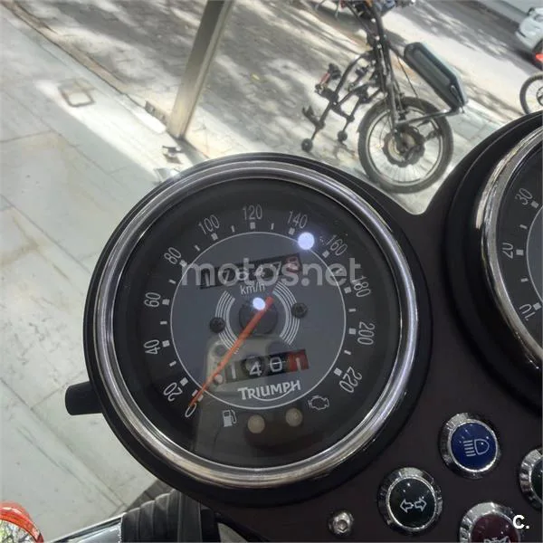 Triumph Bonneville T100 - Vista 8