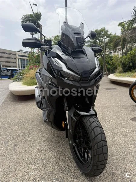 Honda ADV350 - Vista 5