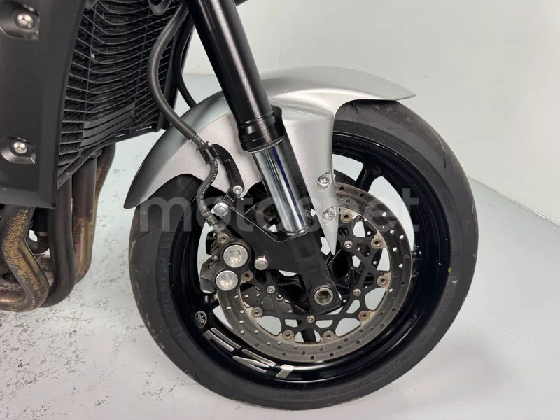 Yamaha FZ1 - Vista 15