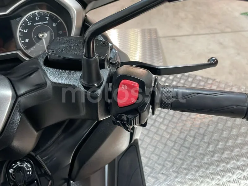 Yamaha XMAX 400 - Vista 11