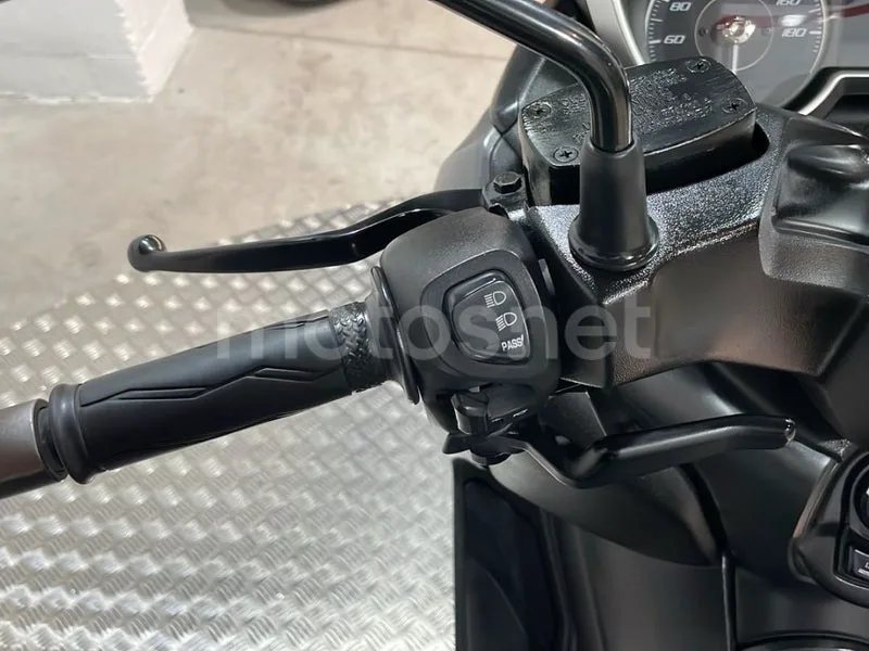 Yamaha XMAX 400 - Vista 10