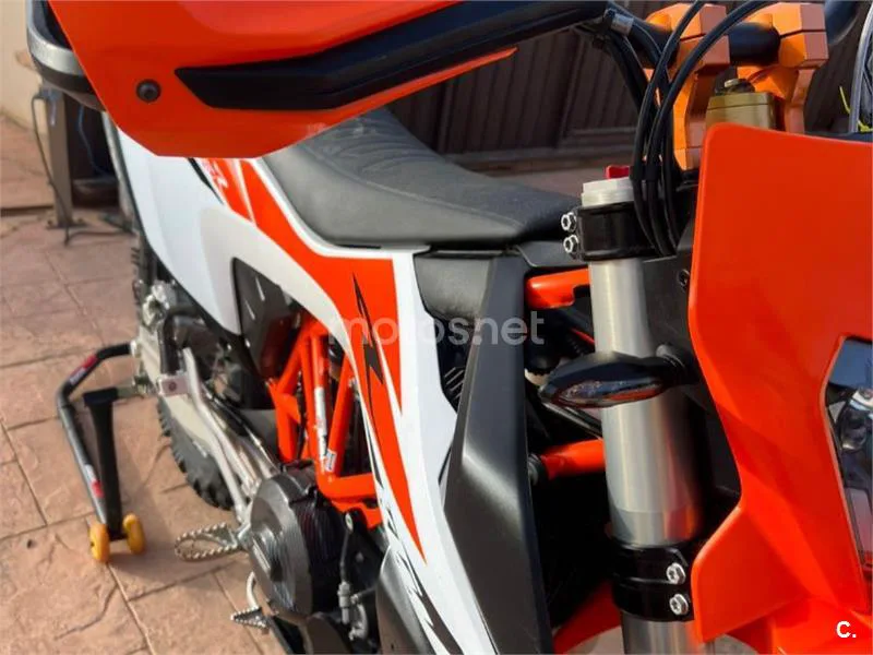 KTM 690 Enduro R - Vista 3