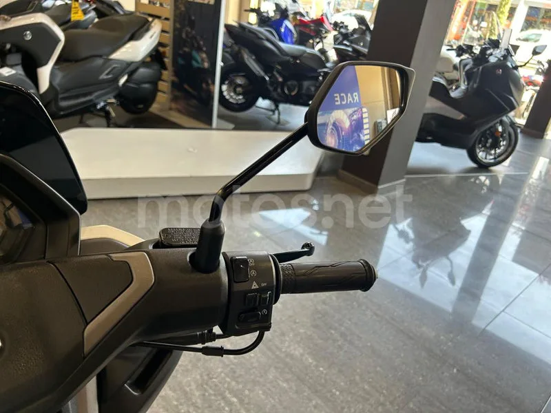 Yamaha NMAX - Vista 12
